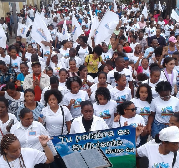 Caminata en San Cristóbal por la formación en valores cristianos