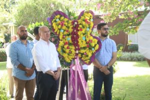 Francisco Domínguez Brito deposita una ofrenda floral en el Museo de las Hermanas Mirabal