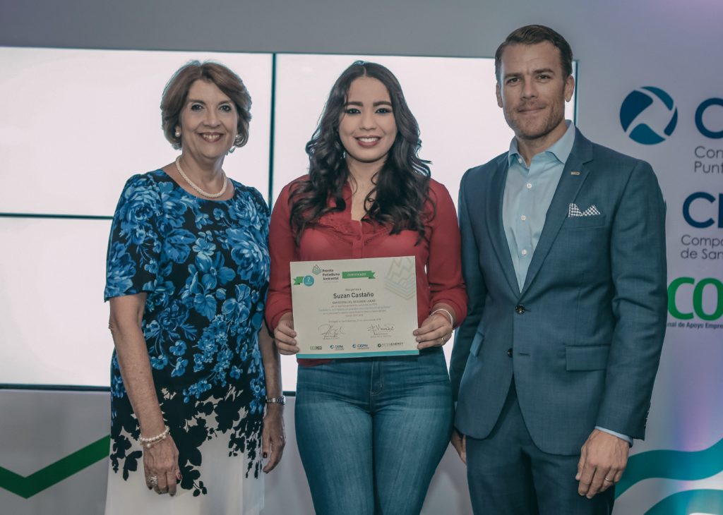 Maria Alicia Urbaneja, Suzan Castaño y Jake Kheel, al entregar el Premio a la periodista