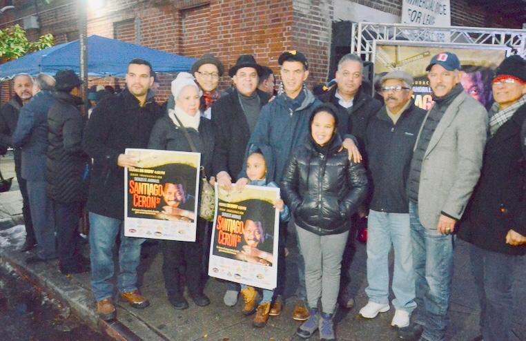 El concejal Ydanis Rodríguez, al centro, junto al diputado de ultramar Rubén Luna, Roberto Gerónimo y Adalberto Domínguez, entre otros, durante la rotulación de la calle Santiago Cerón, en Nueva York
