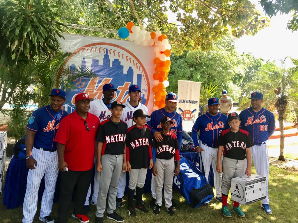 Durante la entrega de utilería a niños Futuras Estrellas por parte de los Mets de NY.