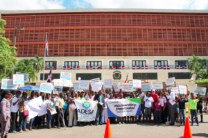 Miembros de ADESA durante la protesta ante el Congreso por un mayor presupuesto para el sector Salud
