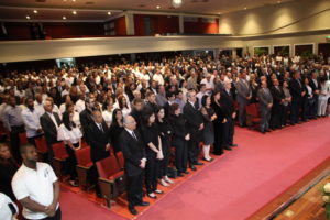 Luis Abinader y su familia durante la misa.