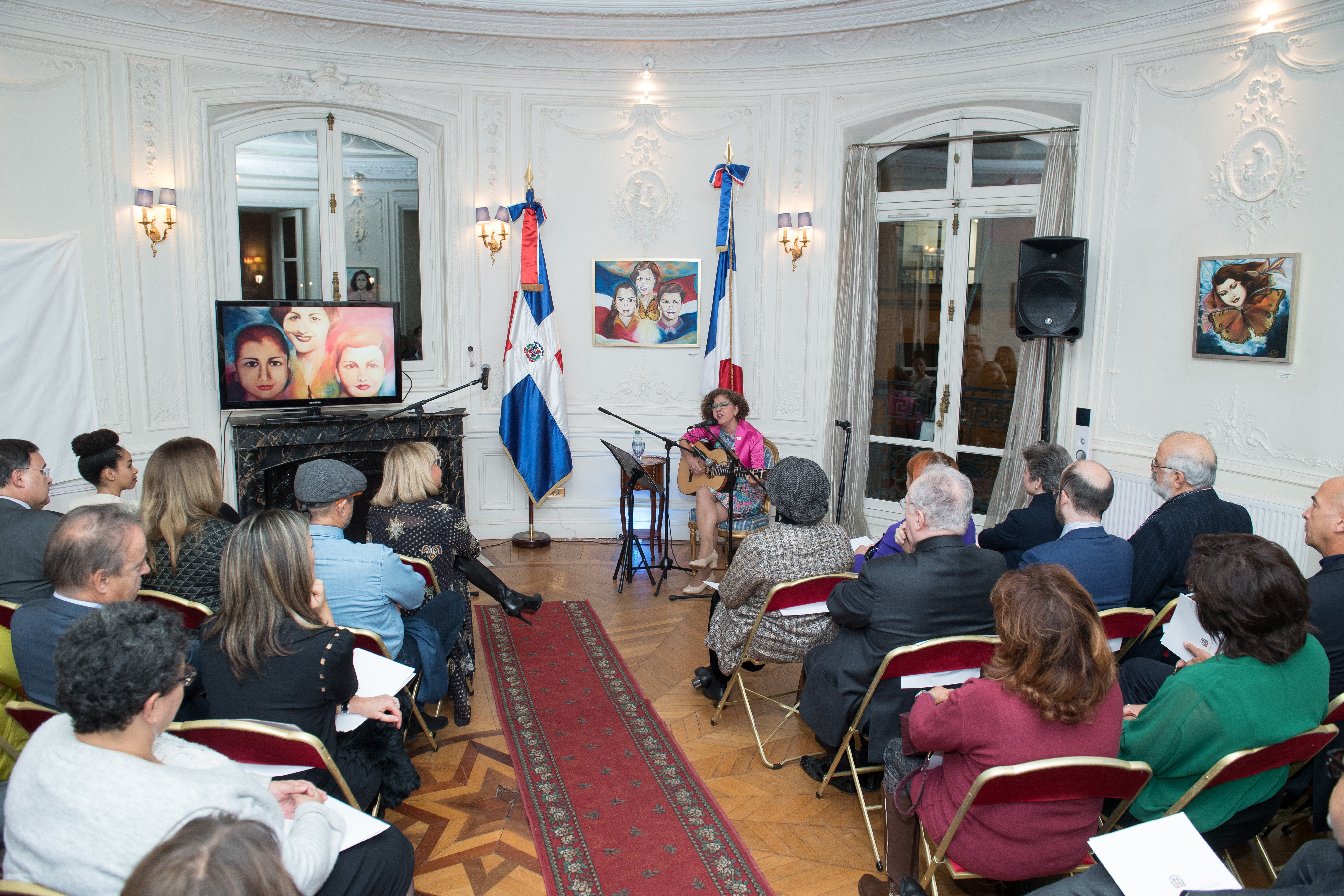 La artista dominicana Angie del Riego mientras interpreta una de sus canciones sobre las hermanas Mirabal