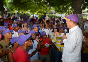 Temo Montás durante su recorrido por San Cristóbal