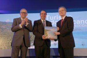 Desde la izquierda los señores Pedro Delgado Malagón, intelectual y autor de la obra; Francisco Javier García, ministro de Turismo y Manuel A. Grullón, presidente del Grupo Popular y del Banco Popular Dominicano