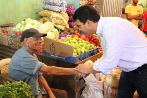 Wellington Arnaud saluda a munícipes de Peravia en el mercado municipal.