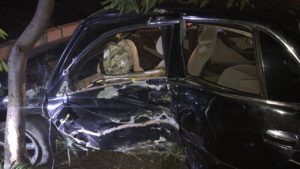 Conductor en estado delicado tras estrellar su Camry con una cafetería