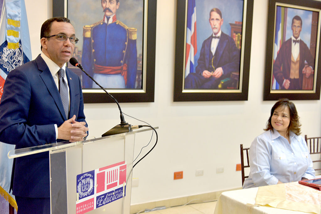 El ministro de Educación, Andrés Navarro y al directora de Compras y Contrataciones Públicas, Yokasta Guzmán