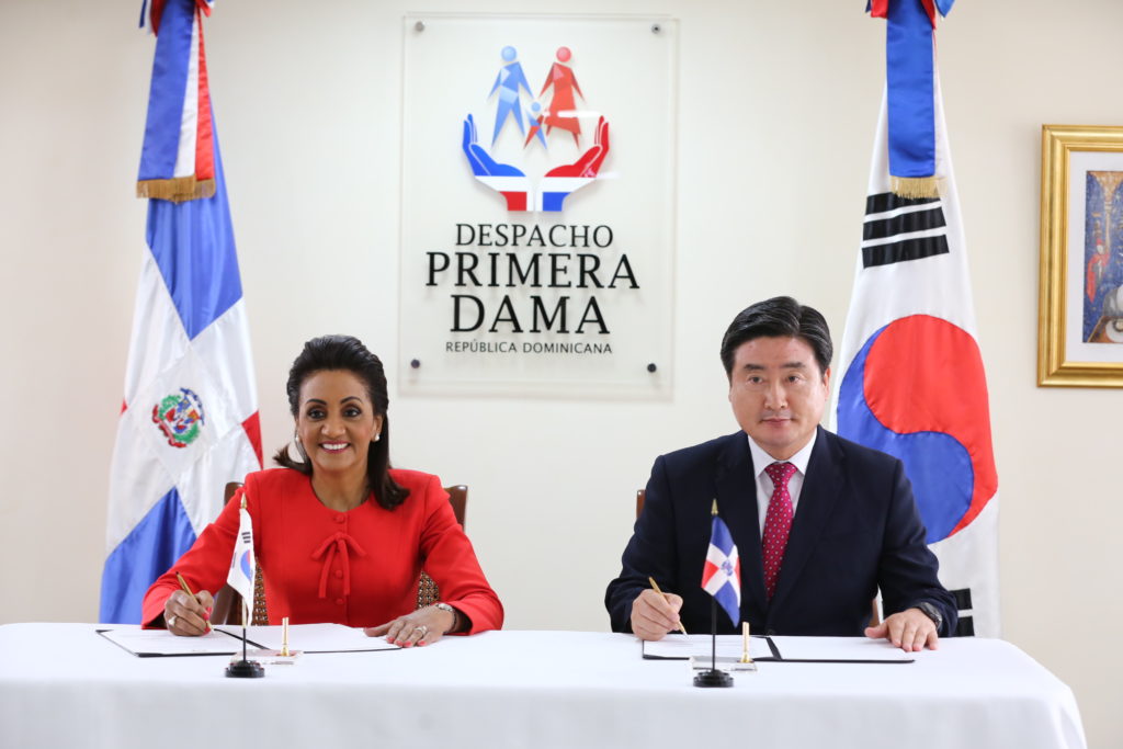El Despacho de la Primera Dama (DPD) y la organización Fraternidad Internacional de Jóvenes de Corea del Sur (IYF) firman convenio.