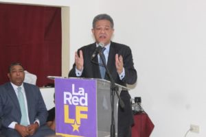 El ex presidente Leonel Fernández habla durante la actividad con comunicadores