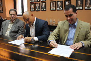 Salvador Demallistre y César Asiático, presidente y director ejecutivo, JADOMINICANA junto a Mariano Frontera, director ejecutivo FDD, durante la firma del acuerdo.