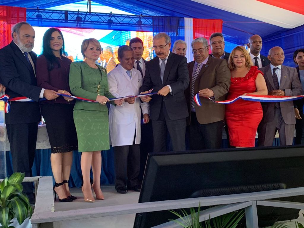 El presidente Danilo Medina al inaugurar el hospital Alejandro Cabral de San Juan.