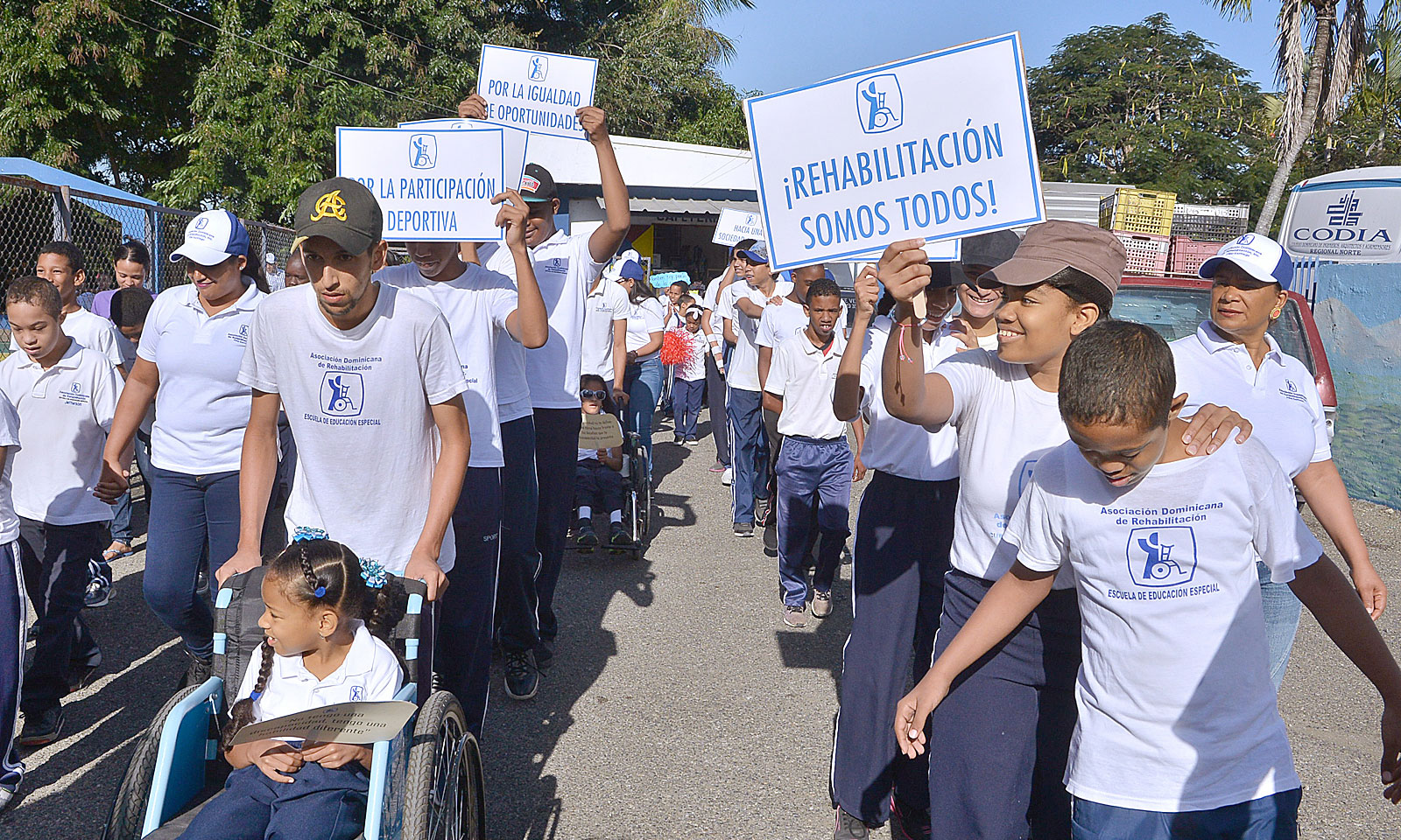 Marchan en el Día de las Personas con Discapacidad