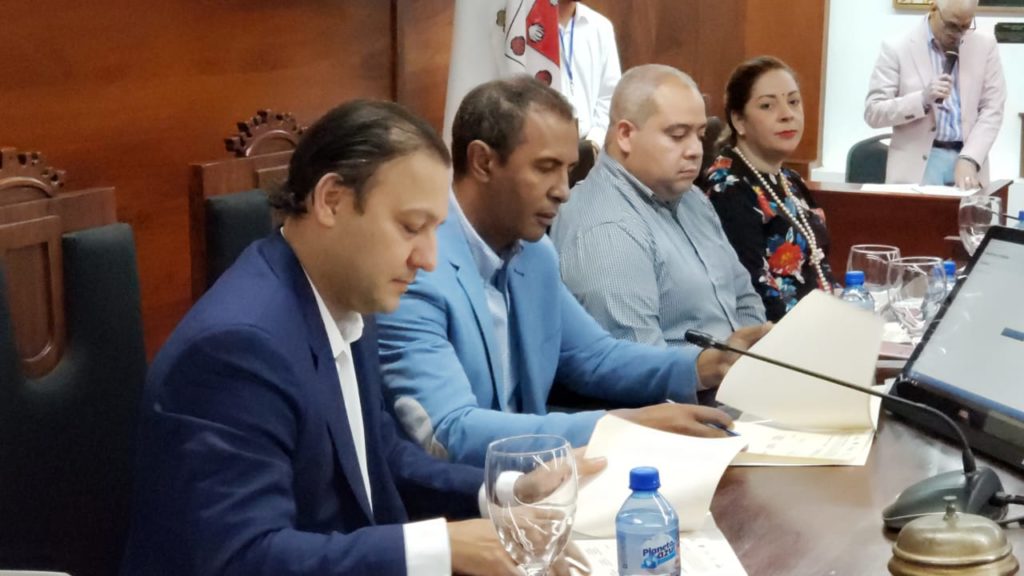 El alcalde de Santiago, Abel Martinez al momento de la firma del convenio.