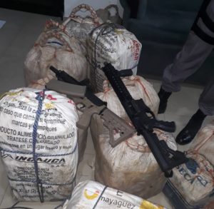 Los fusiles y la presunta cocaína decomisada en San Cristóbal.