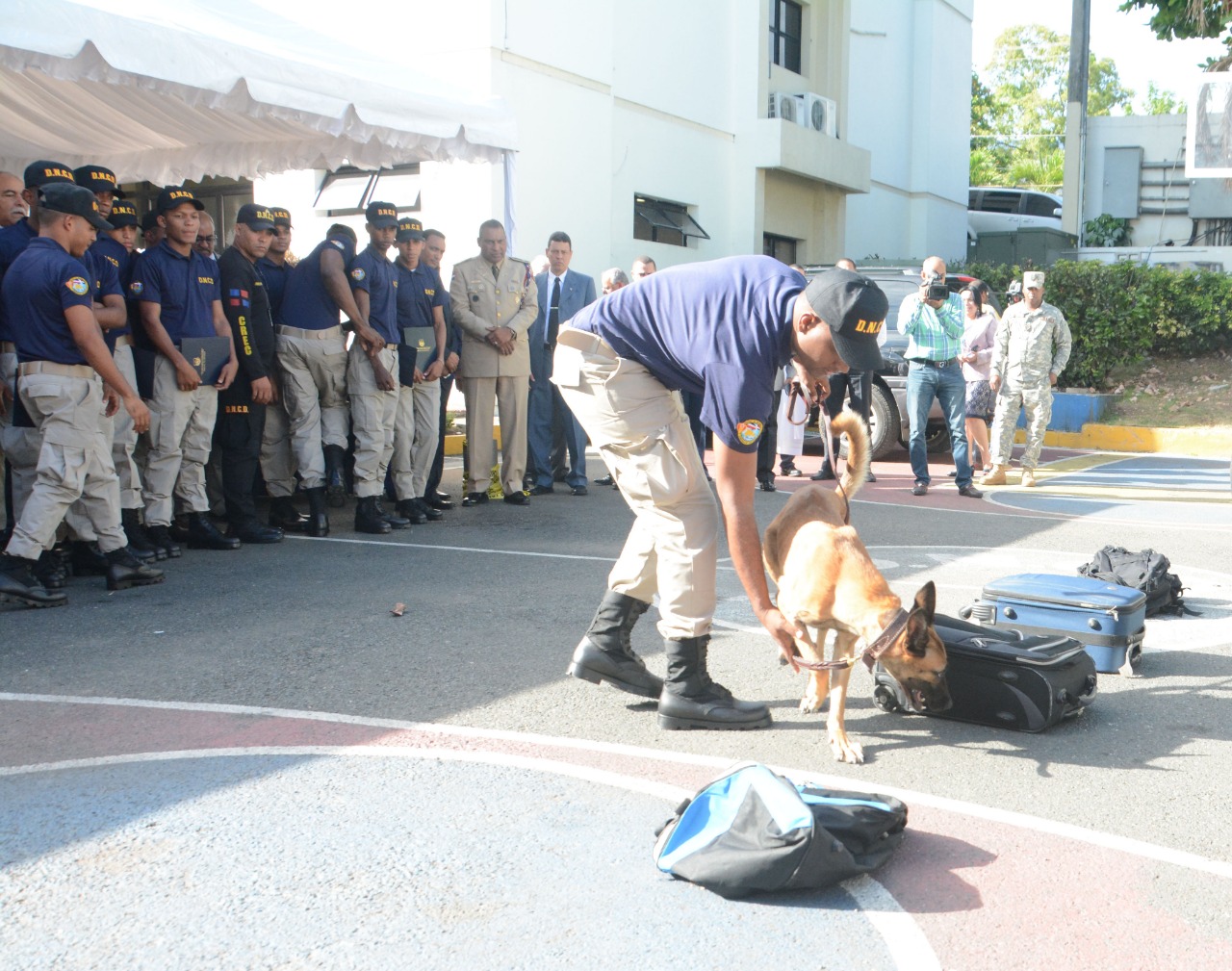 Un agente de la DNCD realiza una prueba con uno de los canes rastreadores.