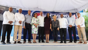 En el centro, José Hernández, presidente del Grupo Caribe y Paul Guerrero Melo, vicepresidente ejecutivo de Caribe Tour, junto a otros directivos de la empresa