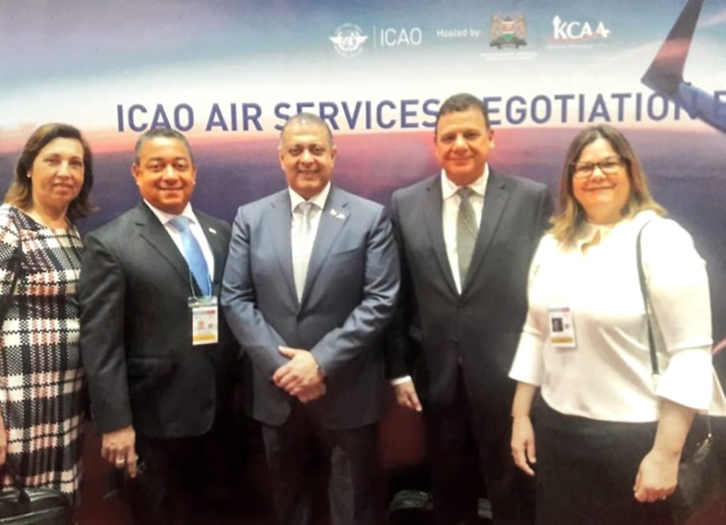 El director del IDAC Alejandro Herrera (segundo desde la izquierda, en el evento de Negociación de Servicios Aéreos de la OACI.