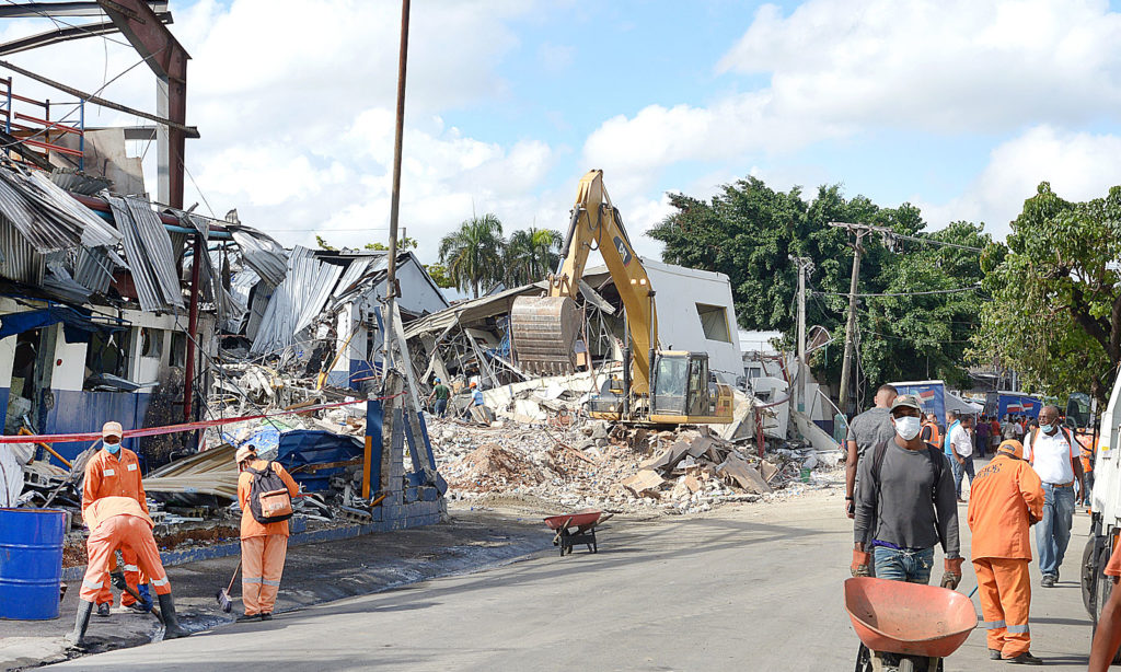 Brigadas de Obras Públicas trabajan en la limpieza del entorno de PolyPlas, mientras equipos pesados retiran escombros. Archivo