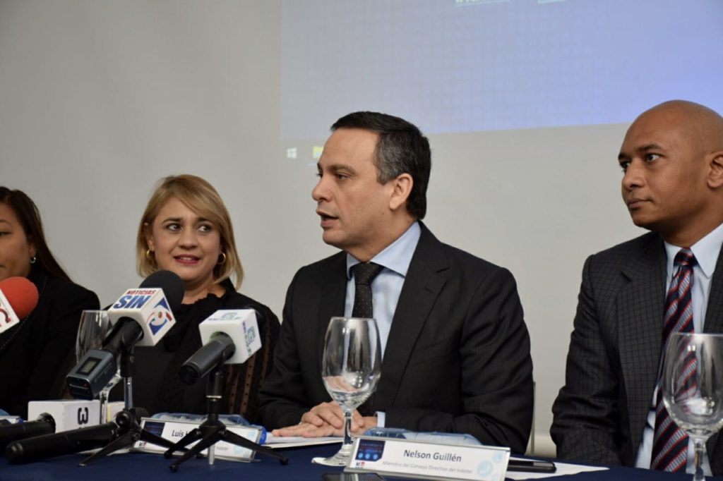 El presidente del Indotel, Luis Henry Molina, durante rueda de prensa.