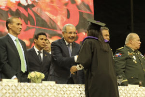 El presidente Danilo medina es saludado por una de las graduadas.