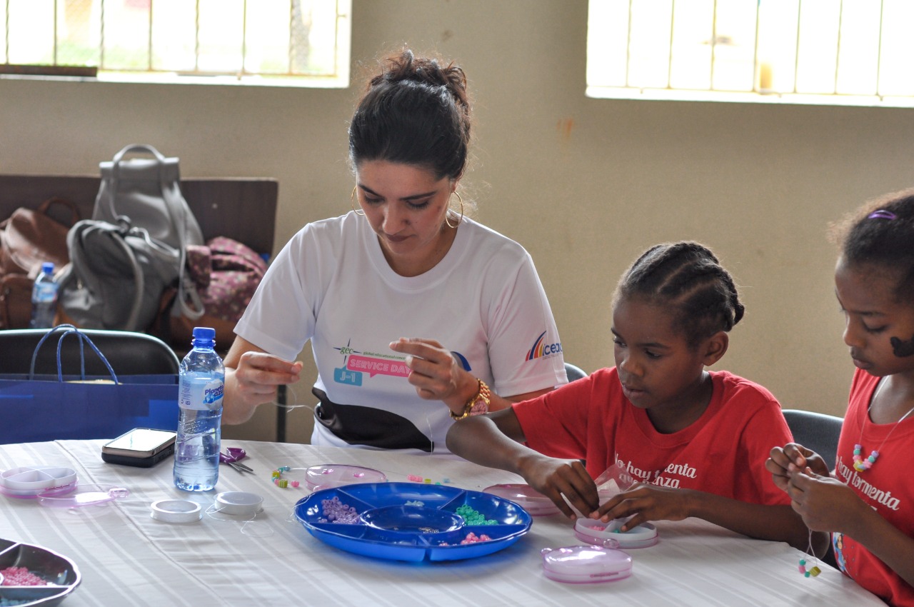 Niños de la Escuela Hogar Rosa Duarte disfrutan de la actividad de Ace International 