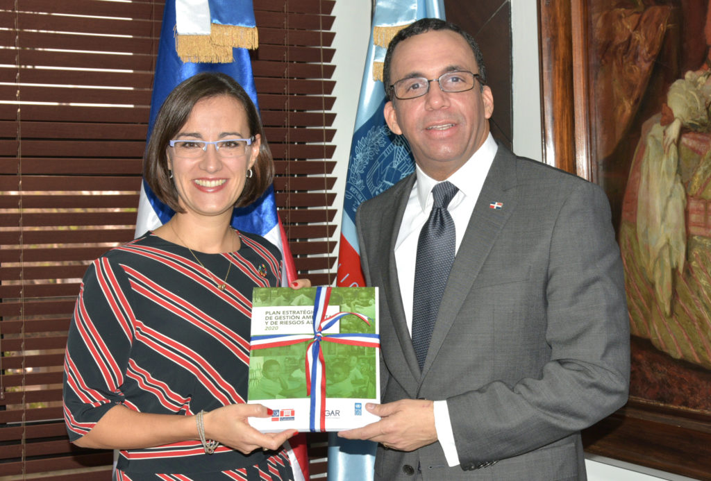 Luciana Mermet, representante residente adjunta en el país del PNUD y el ministro de Educación, Andrés Navarro
