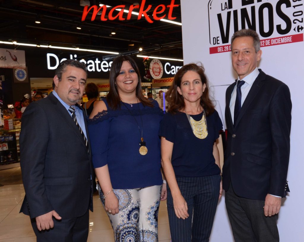 Gerardo García, Arlette Camilo, Karine Noetinger y Olivier Pellin,en el agasajo de Carrefour Market.