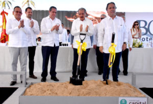 El ministro de Turismo, Francisco Javier García junto al presidente Danilo medina y empresarios en Punta Cana.