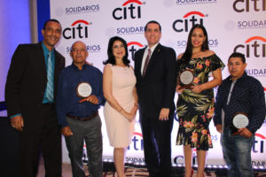 Equipo de la FDD junto a su presidenta Amelia Reyes Mora y sus clientes ganadores de Premios Citi