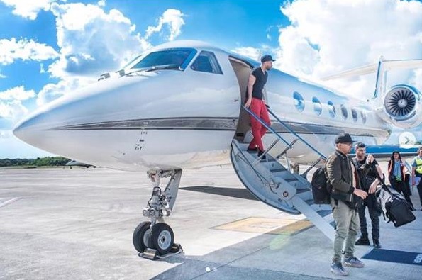 Romeo Santos al llegar al aeropuerto en su jet privado.