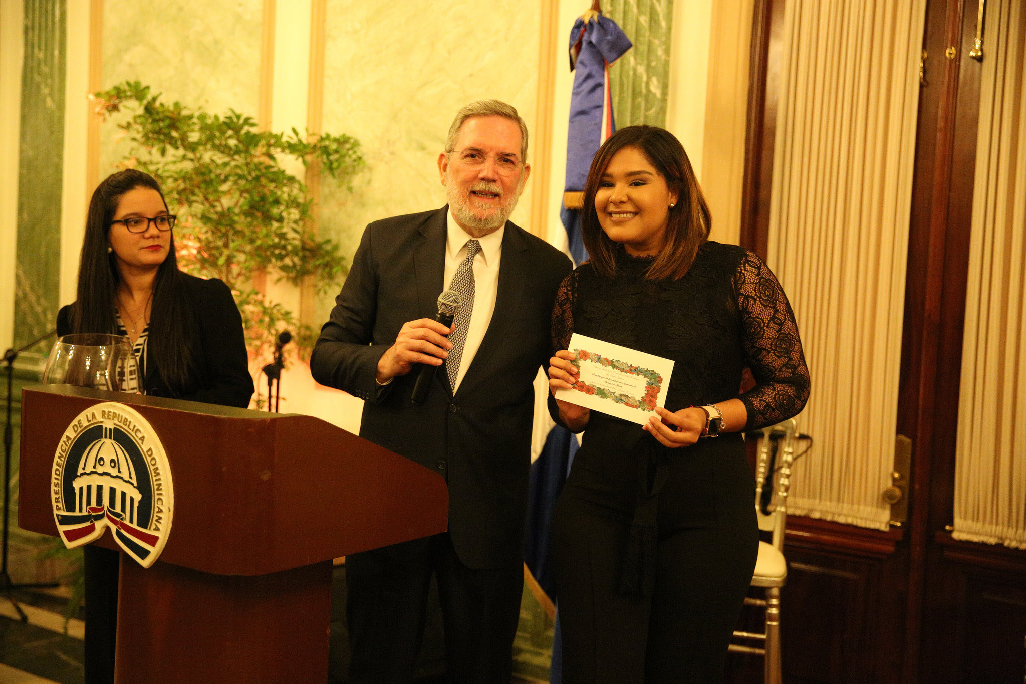 La periodista Patricia Dipré de CDN recibe premio