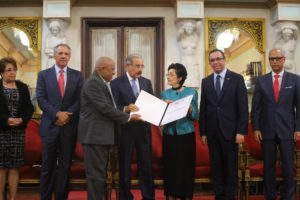 El presidente Danilo Medina y el titular del CDP, Adriano de la Cruz entregan el Premio Nacional de Periodismo 2018 a María del Carmen Brusiloff Ugarte -Carmenchu.