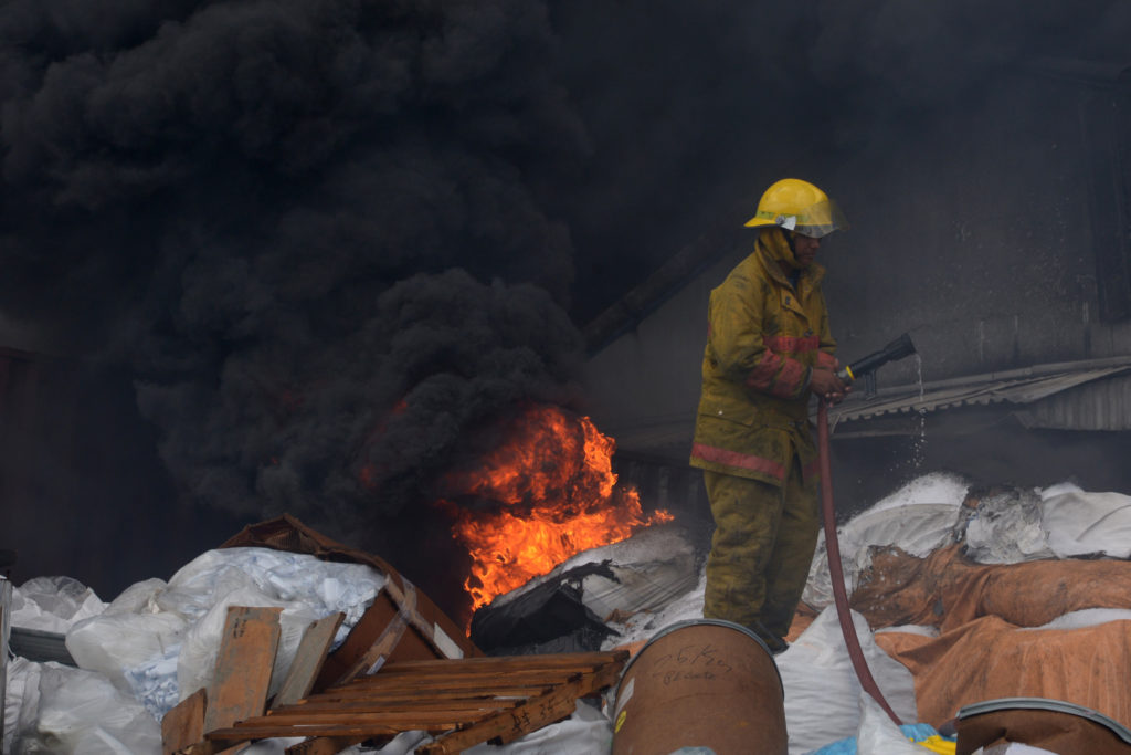 Explosión y posterior incendio afectan empresa PolyPlast en Villas Agrícolas.