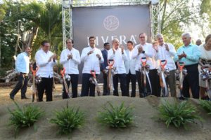 El presidente Danilo Medina y el ingeniero Manuel Estrella junto a otras personalidades en lanzamiento del proyecto residencial Livera Freemium Spaces