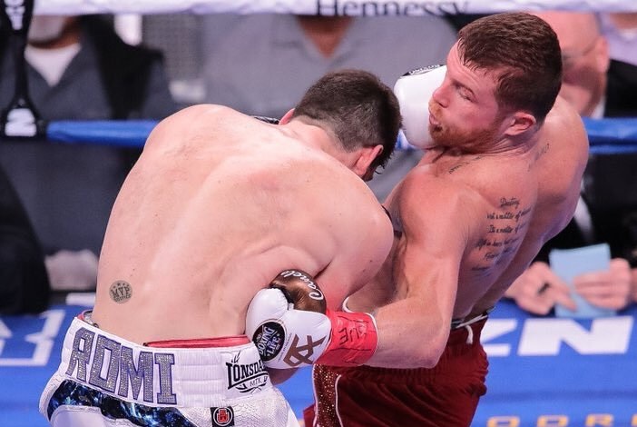 Rocky Fieldeing recibe un golpe en el costado por parte de Saúl "Canelo" Álvarez.