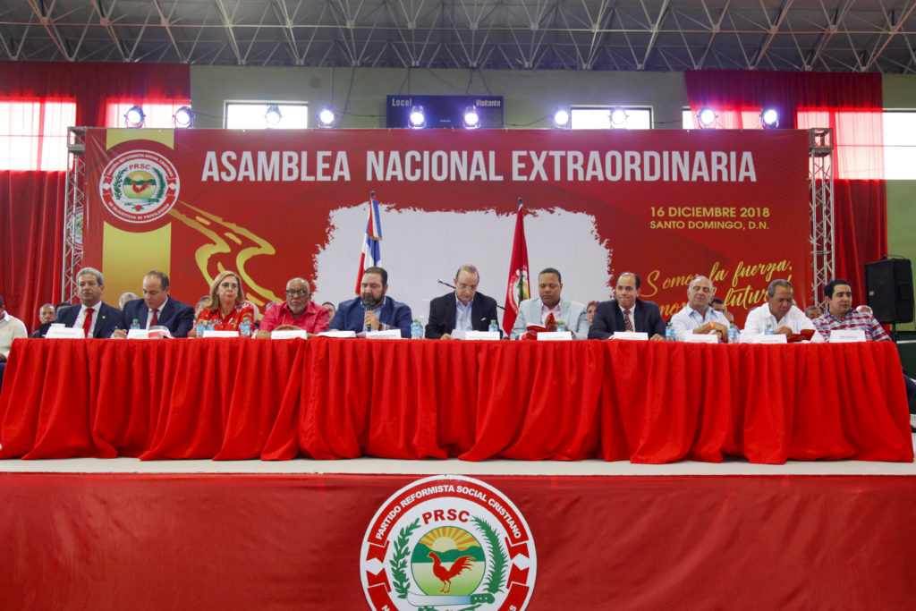 Mesa principal de la Asamblea Nacional Extraordinaria encabezada por el presidente del PRSC, Quique Antún.