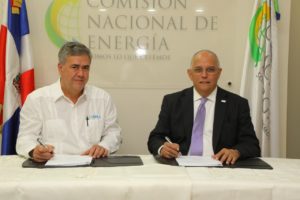 Ángel Canó, director CNE y el administrador de Levital Group Inversor SRL, Eusebio Jaime Llinares Leicht las la firma de concesión.