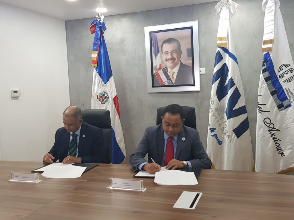El director del CEA, Pedro Mota y el director general del INVI, Mayobanex Escoto, firman el convenio.