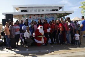 La presidenta de la fundación Neptuno´s, Avis Soto junto a Santa Claus, niños beneficiados y sus padres durante la actividad.