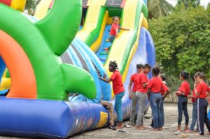 Niños de la Escuela Hogar Rosa Duarte disfrutan de la actividad de Ace International