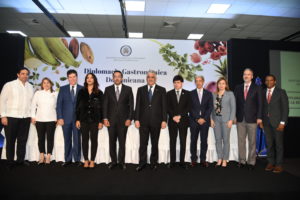 El canciller Miguel Vargas y el comité de diplomacia gastronómica.