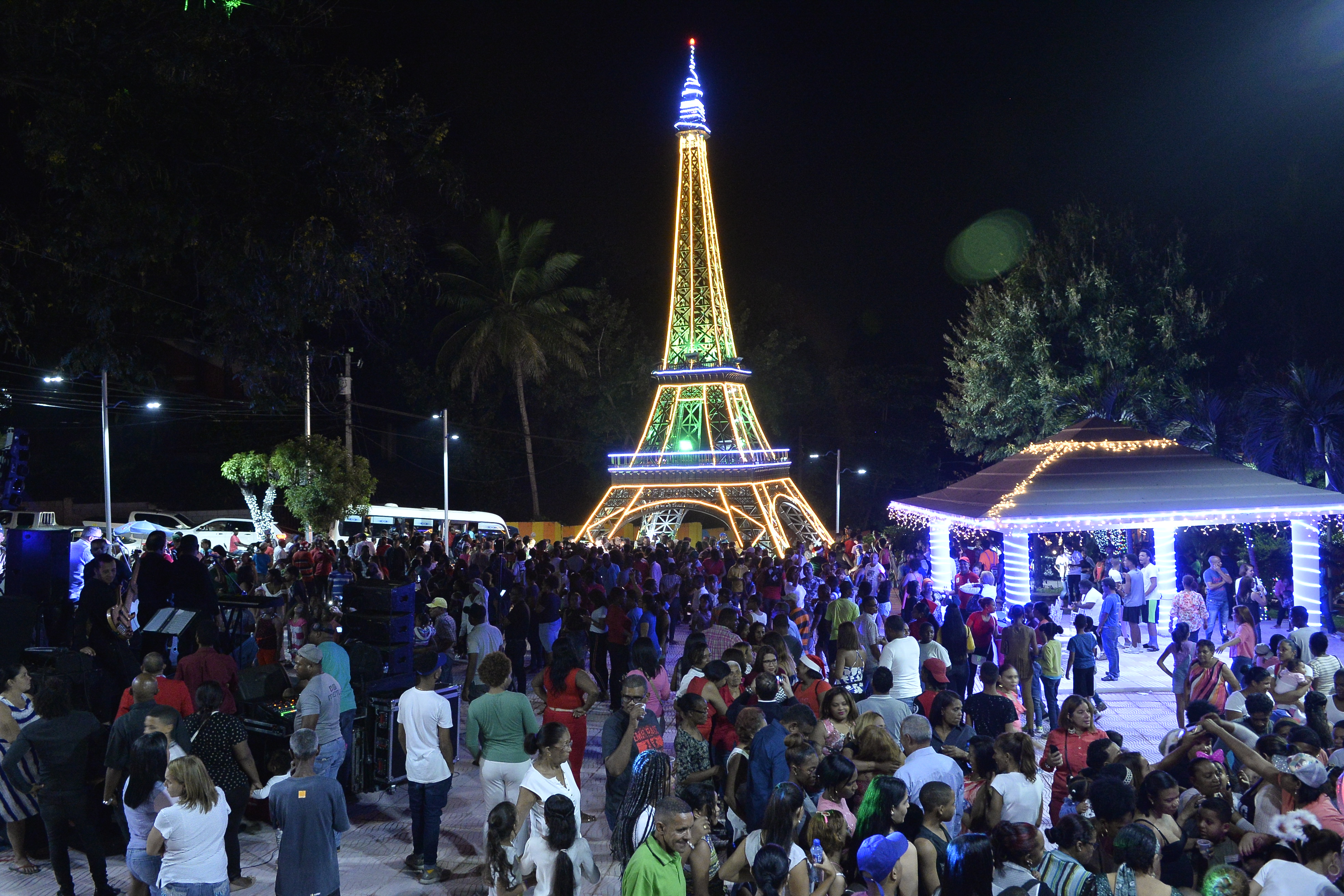 Inauguración de árbol temático “Torre Eiffel” en Las Caobas