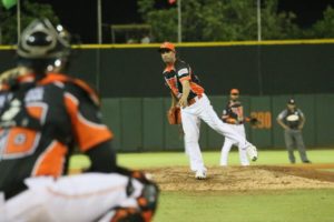 Raúl Valdés consiguió su triunfo número 41 y rompió el empate con Mickey Mahler como el nacido fuera de la República Dominicana con más victorias en la historia del béisbol dominicano.