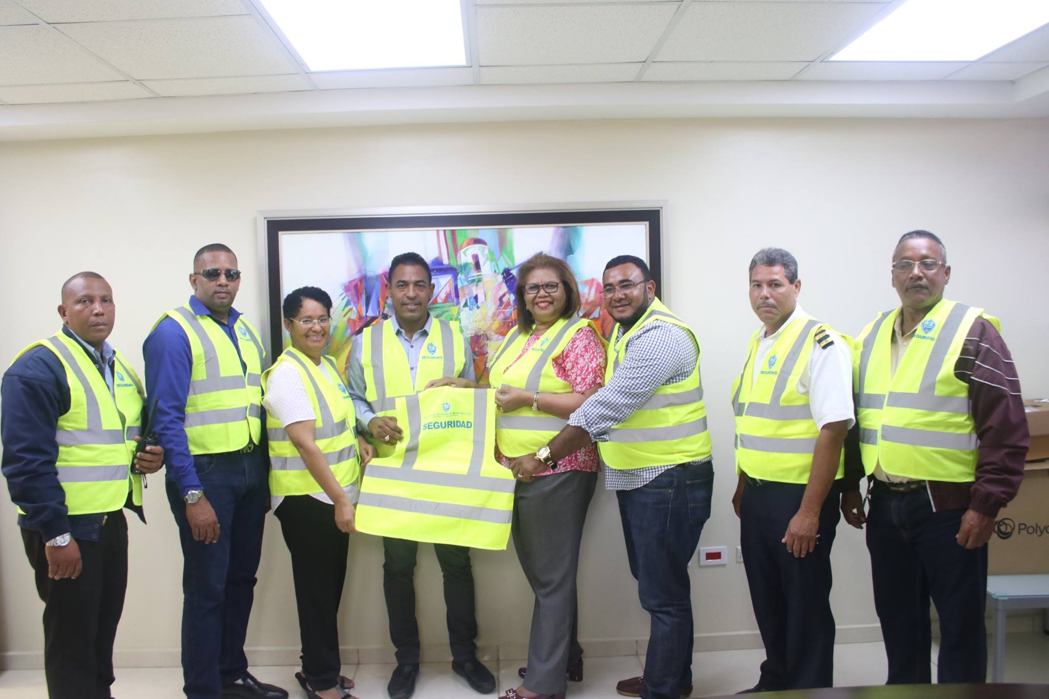 Entregan chalecos reflectivos a personal de seguridad UASD