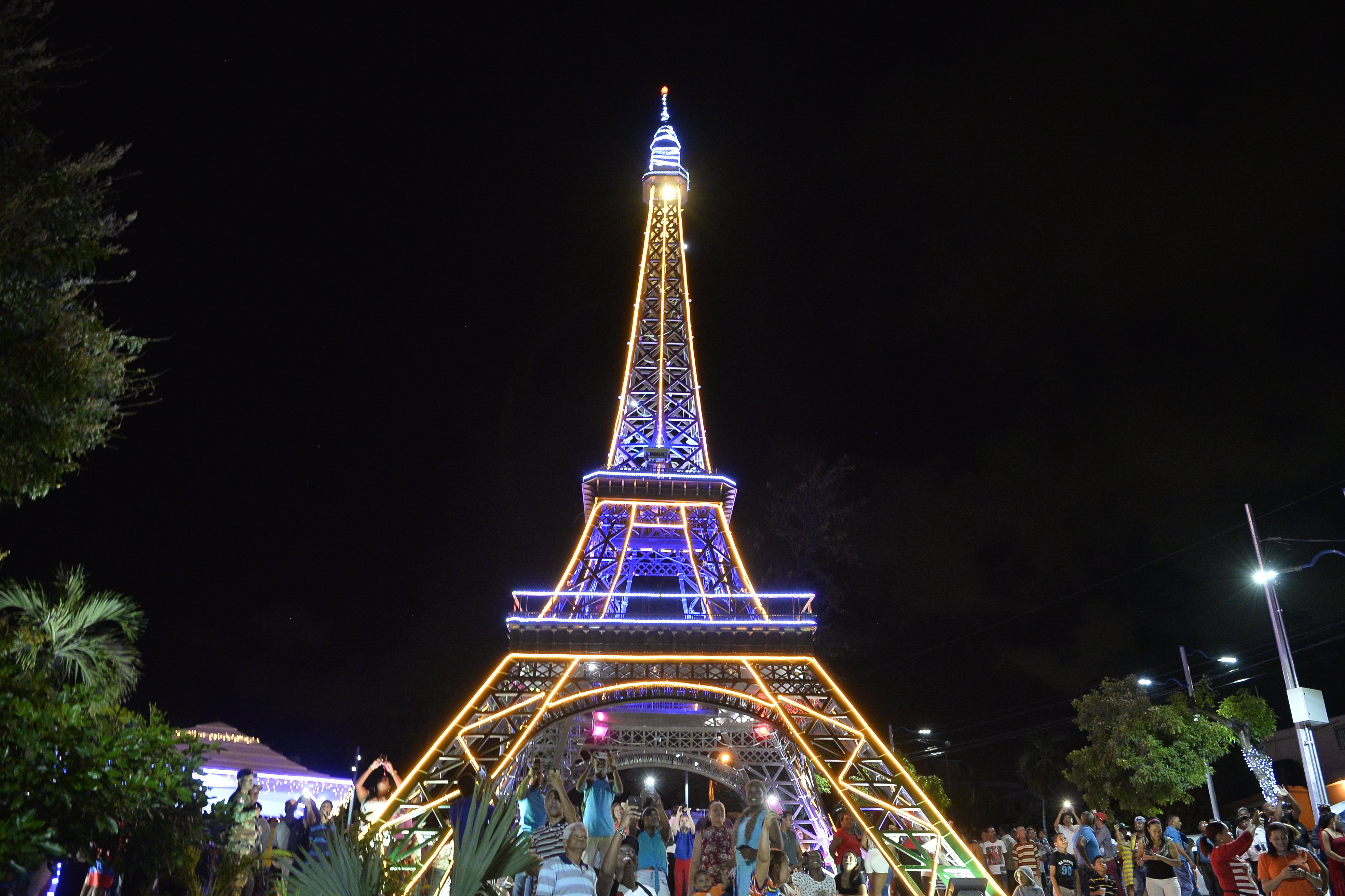 Inauguración de árbol temático “Torre Eiffel” en Las Caobas