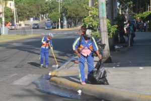 Operativo de limpieza por festividades navideñas de la Alcaldía del Distrito Nacional.