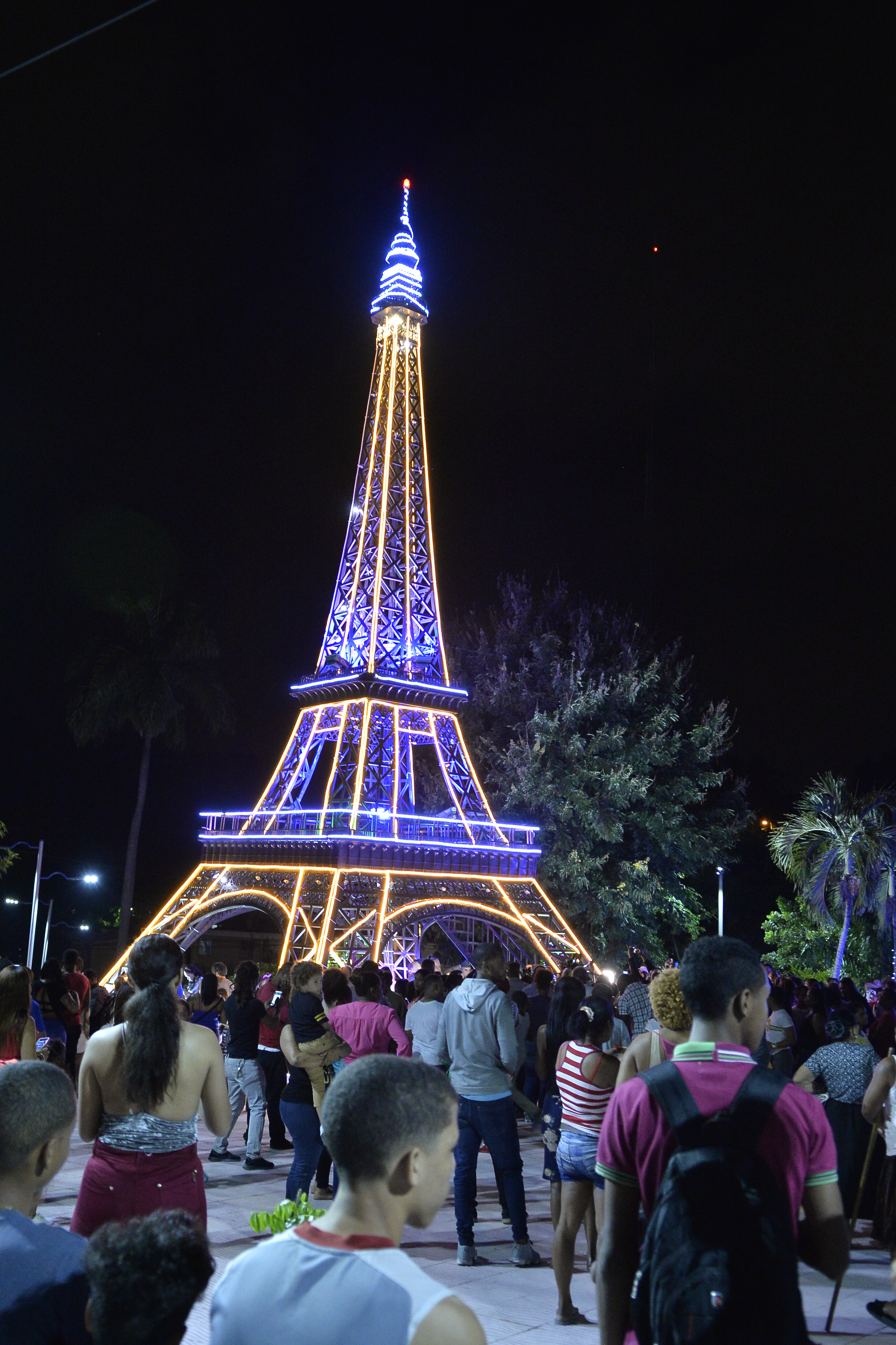 Inauguración de árbol temático “Torre Eiffel” en Las Caobas