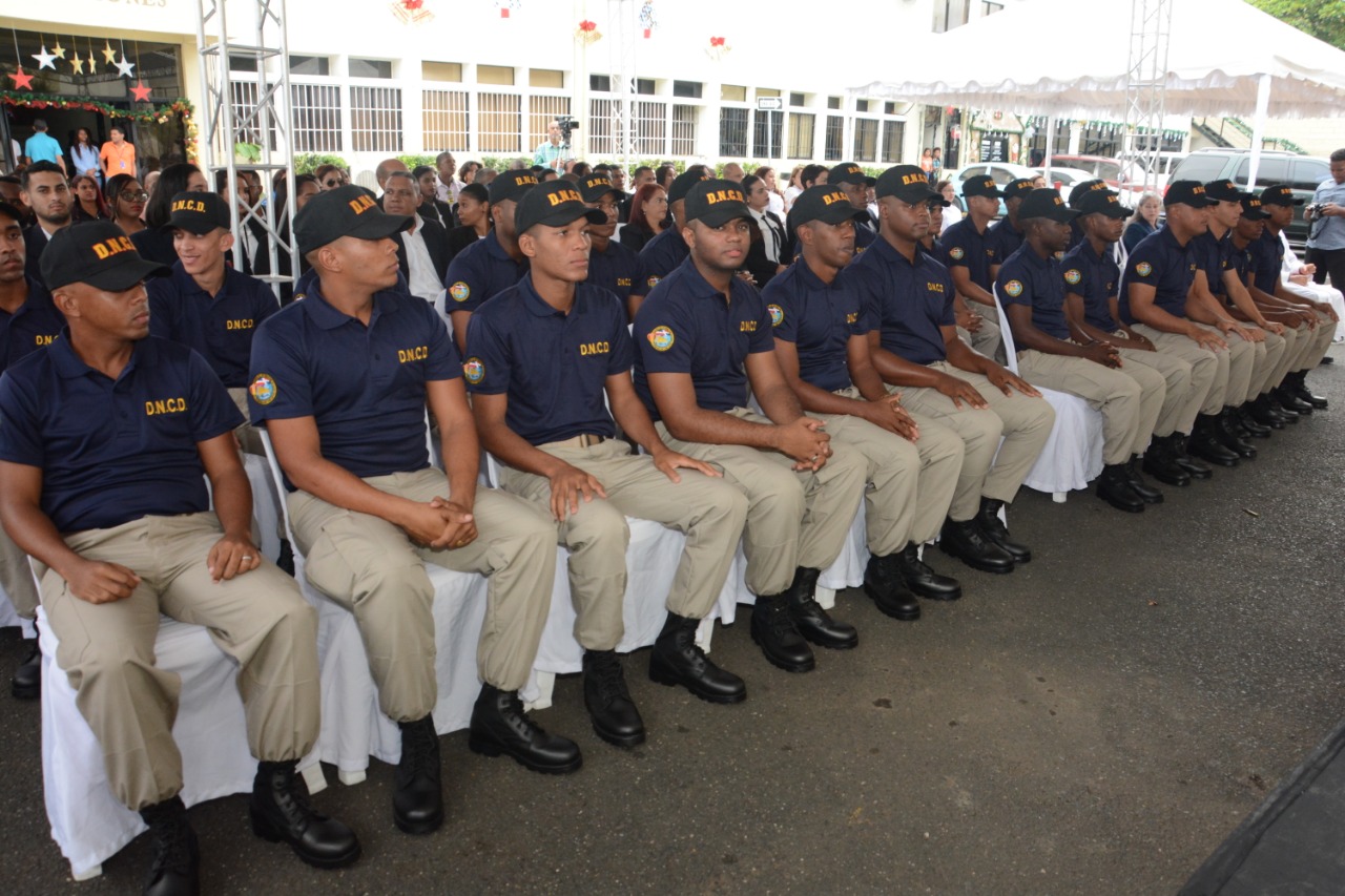 Agentes de la DNCD graduados en la Décimo Sexta Promoción de Binomios Caninos (K-9)